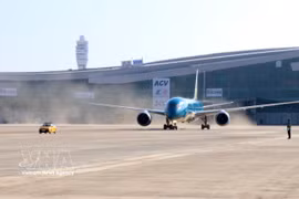 A Boeing 787 aircraft of Vietnam’s national flag carrier, Vietnam Airlines, lands on its first flight at Long Thanh International Airport. (Photo: VNA)