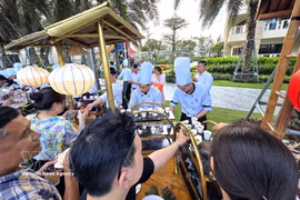 Visitors at a food stall in Da Nang (Photo: VNA)