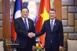 Vietnamese Prime Minister Le Minh Hung (right) and his Lao counterpart Sonexay Siphandone at their meeting in Cebu on May 8 (Photo: VNA)