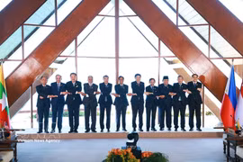 Prime Minister Le Minh Hung (fifth, left) and the heads of delegations attend the retreat session of the 48th ASEAN Summit in Cebu, the Philippines, on May 8 (Photo: VNA)
