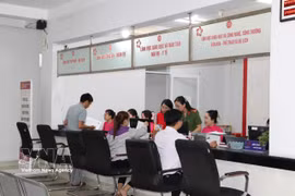 The Public Administrative Service Centre of Di An ward serves residents on the morning of July 1. (Photo: VNA)