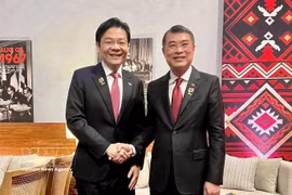 Vietnamese Prime Minister Le Minh Hung (right) and Singaporean Prime Minister Lawrence Wong at their meeting in Cebu, the Philippines, on May 8 (Photo: VNA)