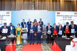 General Secretary of the Communist Party of Vietnam Central and President of Vietnam To Lam and Sri Lankan Prime Minister Harini Amarasuriya witness the signing ceremony of cooperation documents between the two countries at the forum in Colombo on May 8. (Photo: VNA)