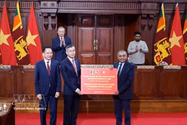 Vietnam presents 100 tonnes of urea and superphosphate fertiliser to the Government and people of Sri Lanka. (Photo: VNA)