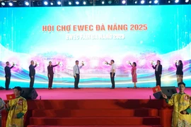 Delegates launch 2025 Eastern-Western Economic Corridor International Trade, Tourism, and Investment Fair – Da Nang 2025 (Photo: VNA)