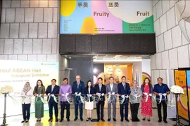 Delegates cut the ribbon to inaugurate the ASEAN Hall in Seoul (Photo: VNA)