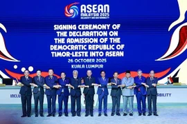 Prime Minister Pham Minh Chinh (fourth from left) and heads of delegations pose for a group photo at the opening ceremony of the 47th ASEAN Summit and Related Summits. (Photo: VNA)
