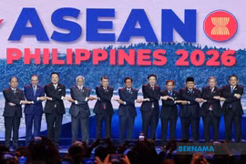 Prime Minister Anwar Ibrahim poses for a group photo with other ASEAN leaders during the 48th ASEAN Summit and Related Summits. (Photo: Bernama)