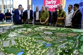 Malaysian Deputy Prime Minister Datuk Seri Fadillah Yusof views a replica of Sime Darby Property Bhd's property development at the residential solar project launch on September 26. (Source: Bernama) 