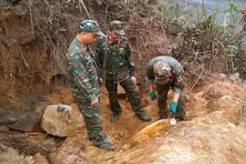 Sappers detonate a magnetic bomb weighing more than 80kg in Quang Tri (Photo: VNA)