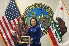 NA Vice Chairwoman Nguyen Thi Thanh (right) presents a souvenir to California's State Treasurer Fiona Ma at their meeting on March 17. (Photo: VNA)