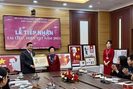 Director of Ho Chi Minh Museum Vu Manh Ha receives documents and artifacts from the family representative of former Deputy Prime Minister Dang Viet Chau. (Photo: VNA)