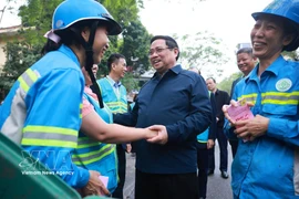 PM Pham Minh Chinh extends Tet greetings to sanitation workers at Yen The Alley on Nguyen Thai Hoc Street. (Photo: VNA)