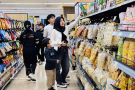 A confectionery aisle at a supermarket displaying products certified with halal labels. (Photo: VNA)