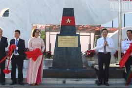 Delegates at the inauguration of the nameplate of the Hoang Sa Special Zone People's Committee (Photo: baoquangninh.vn)