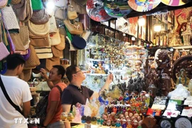 Visitors at Ben Thanh market (Photo: VNA)
