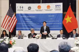 State President Luong Cuong (standing) speaks at a discussion with US businesses in New York on September 23 (local time) (Photo: VNA)
