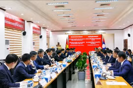 Nguyen Duy Ngoc, Secretary of the Hanoi Party Committee, and Anouphap Tounalom, Secretary of the Vientiane Party Committee and Chairman of the Vientiane People’s Council, hold talks in Vientiane on December 3. (Photo: VNA)