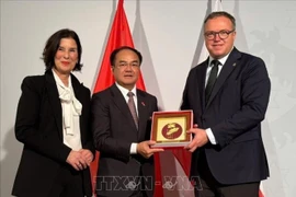 Deputy Minister of Home Affairs Vu Chien Thang (centre) presents a souvenir to Thuringia Premier Mario Voigt. (Photo: VNA)