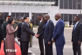 Angolan officials bid farewell to State President Luong Cuong (second from left) and his spouse at Quatro de Fevereiro International Airport in Luanda. (Photo: VNA)