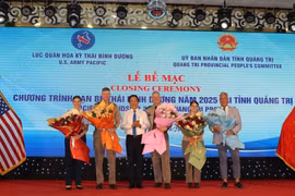 Quang Tri leaders present flowers to partners of the 2025 Pacific Partnership Programme. (Photo: VNA).