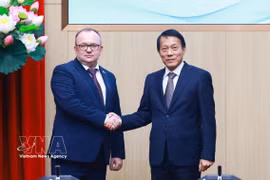 Vietnamese Minister of Public Security General Luong Tam Quang and Chairman of the Belarusian State Forensic Examination Committee Volkov Alexei Aleksandrovich at the meeting in Hanoi on April 2. (Photo: VNA)