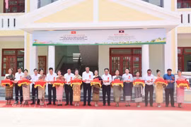 Representatives from both countries cut the ribbon to inaugurate the Friendship Primary and Secondary School in Salavan province of Laos (Photo: VNA)