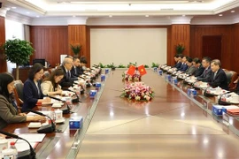 The talks between the delegations of the Supreme People's Courts of Vietnam and China (Photo: VNA)
