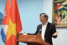 Vietnamese Ambassador to Cuba Le Quang Long highlights Vietnam’s “four no’s” defence policy at the seminar held at the National Defence College of Cuba. (Photo: VNA)