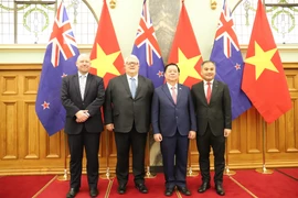 Secretary of the Communist Party of Vietnam Central Committee and head of its Commission for Information, Education, and Mass Mobilisation Nguyen Trong Nghia (second, right) , Speaker of the New Zealand House of Representatives Gerry Brownlee (second, left), and other delegates at the ceremony. (Photo: VNA)