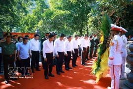 PM attends burial of Vietnamese soldiers, experts in Laos