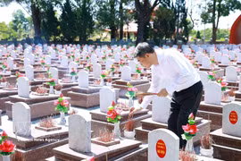Prime Minister Le Minh Hung offers incense at the graves of heroic martyrs at the Truong Son National Martyrs Cemetery in Quang Tri province on May 23, 2026. (Photo: VNA)