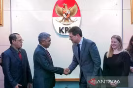 Chairperson of the Corruption Eradication Commission (KPK), Setyo Budiyanto (second from the left), and director of the British Serious Fraud Office, Nick Ephgrave (second from the right), shake hands after a meeting at the headquarters of KPK in Jakarta on February 13. (Photo: Antara)