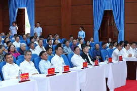 Politburo member and Permanent member of the Party Central Committee’s Secretariat Tran Cam Tu (front, third from left) and other participants in the meeting between voters and candidates running for seats in the 16th National Assembly in Constituency No. 1 of Da Nang city on March 4. (Photo: VNA)