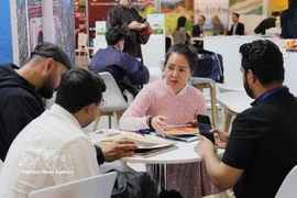 A representative of a Vietnamese enterprise shows it products at ITB Berlin 2026. (Photo: VNA)