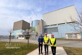 Vietnamese Ambassador to Austria and Slovenia Vu Le Thai Hoang (centre) visits the Krško Nuclear Power Plant. (Photo: VNA)