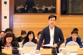 A representative of the Ministry of Construction answers questions from reporters at news agencies and media outlets. (Photo: VNA)