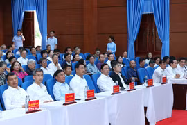 Politburo member and Permanent member of the Party Central Committee’s Secretariat Tran Cam Tu (front, third from left) and other participants in the meeting between voters and candidates running for seats in the 16th National Assembly in Constituency No. 1 of Da Nang city on March 4. (Photo: VNA)