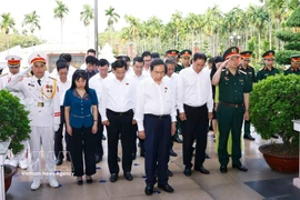 National Assembly (NA) Chairman Tran Thanh Man and delegates offer flowers and incense at the Nga Ba Giong National Historical Site in Ba Diem commune, Ho Chi Minh City. (Photo: VNA)