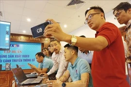 At a class on producing videos by mobile phones for VNA reporters (Photo: VNA)