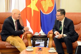 Vietnamese Ambassador to France Trinh Duc Hai (R) holds talks with Frédéric Cheneau, Vice President for International Business Development at Assystem, on March 16 to discuss cooperation in nuclear power. (Photo: VNA)