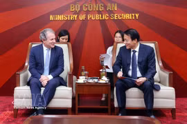 Minister of Public Security General Luong Tam Quang (right) and Daniel Rosen, CEO of Rosen Partners, at their meeting on March 17. (Photo: VNA)