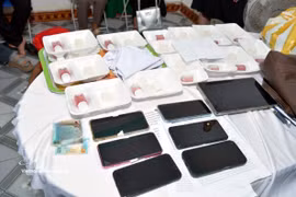 Numerous pieces of evidence and documents related to activities of individuals in “Hoi thanh Duc Chua Troi Me” (World Mission Society Church of God) are seized. (Photo: VNA)