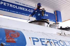 At a Petrolimex station. Petrolimex said it was increasing fuel procurement, adjusting distribution and moving supplies between regions to ensure fuel supply across its system. (Photo: VNA)