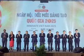 Party General Secretary To Lam (centre), Prime Minister Pham Minh Chinh (fifth from left) and delegates at the event (Photo: VNA)