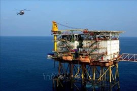 A plane transports workers to the oil rig of Vietsovpetro Joint Venture. (Illustration photo: VNA)
