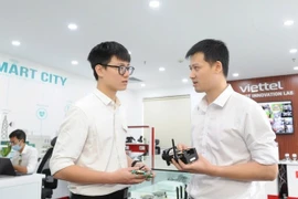 Viettel engineers discuss technology solution development. (Photo: nhandan.vn)