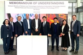 Chairman of the National Assembly’s Committee for Science, Technology and Environment Le Quang Huy (third from left) and Deputy Minister of Science and Technology Bui Hoang Phuong (fourth from right) witness the signing of a Memorandum of Understanding (MoU) between the units (Photo: Ministry of Science and Technology)