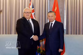 General Secretary of the Communist Party of Vietnam Central Committee and President of Vietnam To Lam (R) meets with Speaker of the New Zealand House of Representatives Gerry Brownlee in Auckland on August 13 (Photo: VNA)