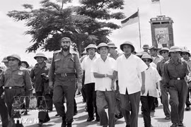 Cuban leader Fidel Castro and Vietnamese Prime Minister Pham Van Dong visit Dong Ha town in 1973 (File photo: VNA)